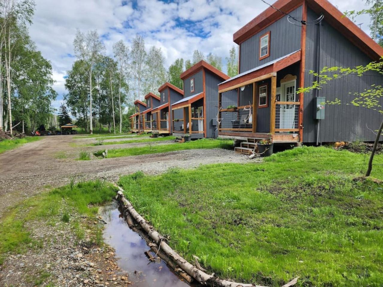 The Wandering Wolf - Frontier Village North Pole Kültér fotó